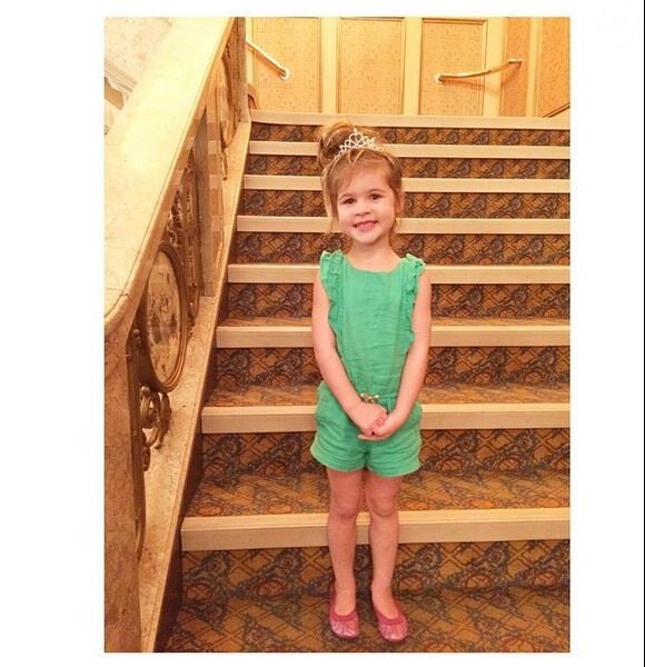 Harper, la fille de Tiffani Thiessen, lors d'une représentation de Cendrillon à New York, le 30 juillet 2014.