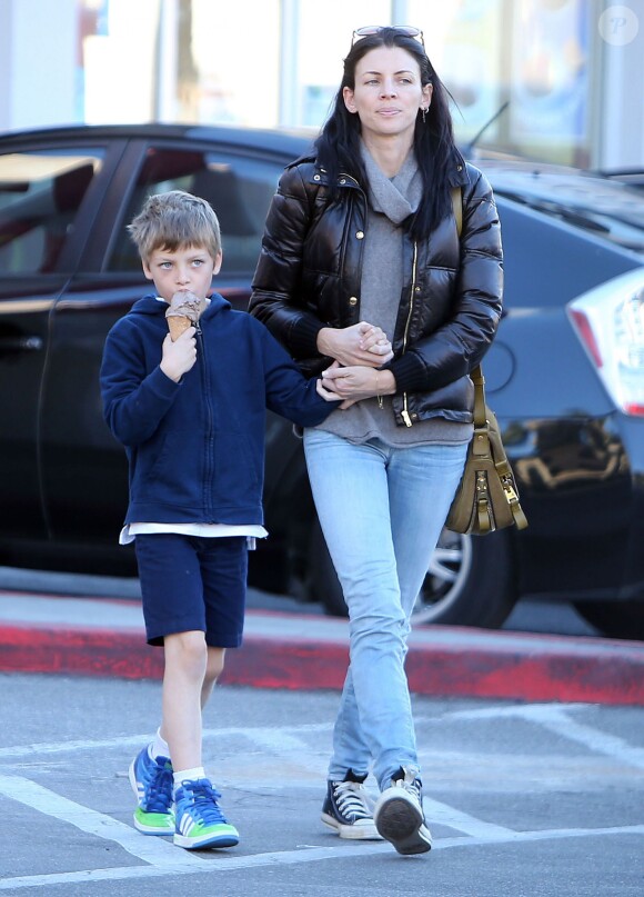 Exclusif - Liberty Ross (ex femme de Rupert Sanders) va manger une glace avec son fils Tennyson a Los Angeles, le 10 décembre 2013.