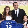Keylor Navas entouré de son épouse Andrea Salas et la fille de celle-ci, Daniela, avec Florentino Perez. Le gardien de but costaricain, nouvelle recrue du Real Madrid, a été officiellement présenté à la presse et aux supporters merengue le 5 août 2014 à Santiago Bernabeu.