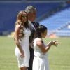 Andrea Salas et sa fille Daniela ont pu applaudir les débuts de Keylor Navas sous le maillot du Real Madrid et faire connaissance avec les supporters merengue lors de sa présentation officielle à Santiago Bernabeu le 5 août 2014.