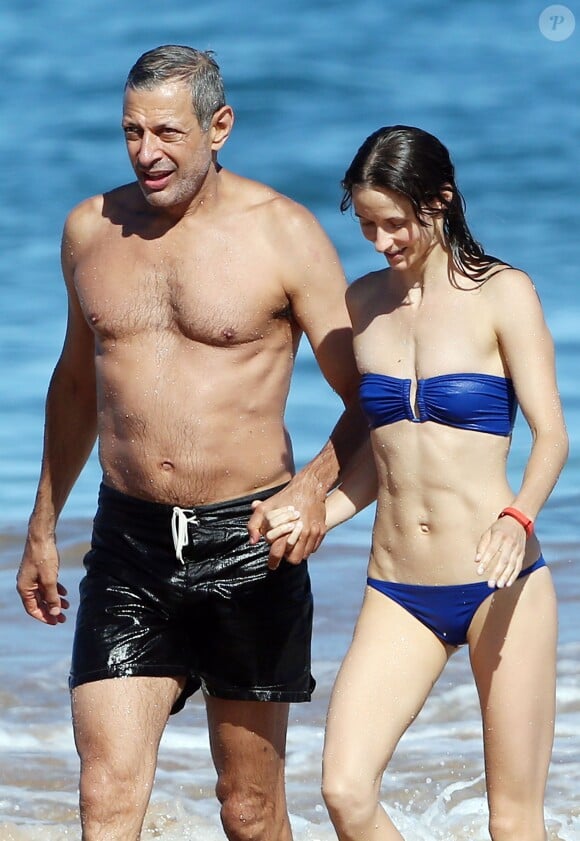 Exclusif - Jeff Goldblum et sa fiancée Emilie Livingston se baignent lors de leurs vacances à Hawaii, le 16 juillet 2014.