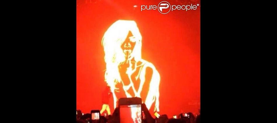 La silouhette de Rihanna apparaît sur les écrans du Molson Amphitheatre, antre de l&#039;OVO Fest 2014. Toronto, le 4 août 2014.