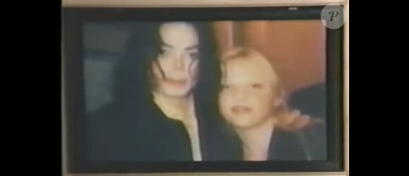 Joanna Thomae pose avec Michael Jackson (image extrait de l'émission Entertainment Tonight).