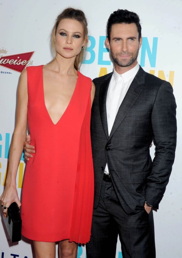Behati Prinsloo et son fiancé Adam Levine lors de la première du film "Begin again" à New York, le 25 juin 2014. 