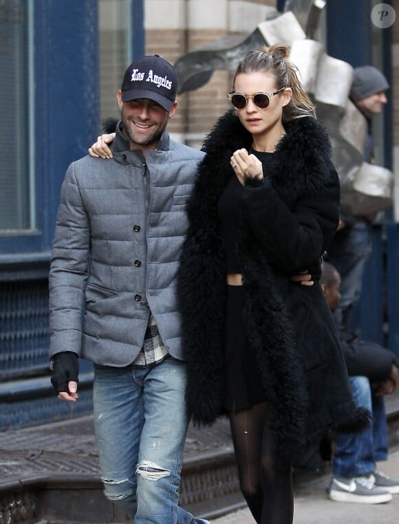 Adam Levine et sa fiancée Behati Prinsloo se promènent en amoureux dans les rues de New York. Le 14 novembre 2013.