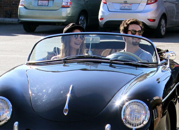 Adam Levine se balade en voiture avec Behati Prinsloo à Los Angeles, le 23 novembre 2012.