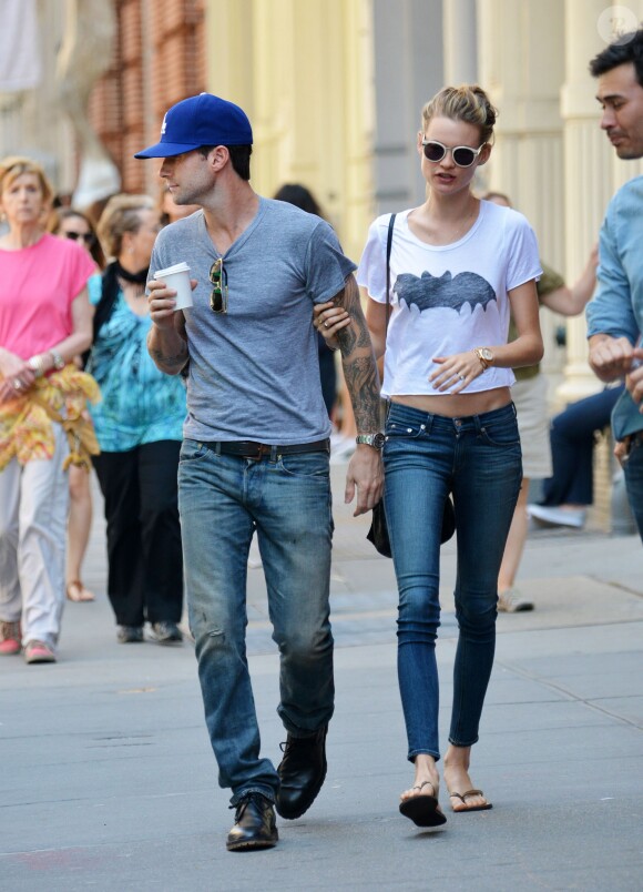 Adam Levine et Behati Prinsloo se promènent à New York, le 29 juillet 2013. 