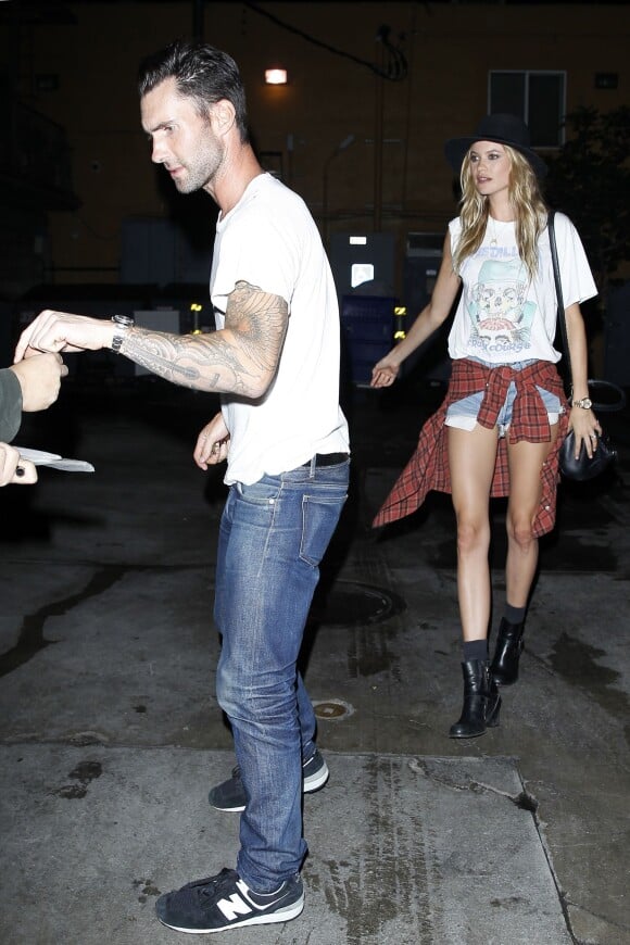 Adam Levine et Behati Prinsloo dans les rues d'Hollywood, le 7 août 2014.