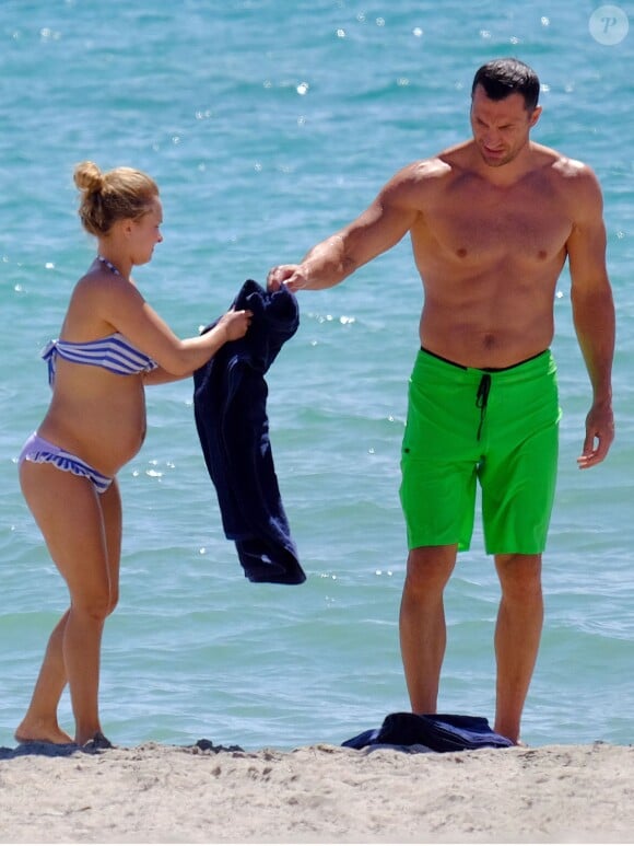 Exclusif - Hayden Panettiere, enceinte de son premier enfant, affichait un joli ventre rond sur la plage de Miami le 1er août 2014, lors d'un séjour avec son fiancé le boxeur Wladimir Klitschko