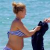 Exclusif - Hayden Panettiere, enceinte de son premier enfant, laissait voir un joli ventre rond sur la plage de Miami le 1er août 2014, lors d'un séjour avec son fiancé le boxeur Wladimir Klitschko