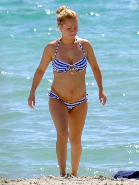 Exclusif - Hayden Panettiere, enceinte, laissait voir un joli ventre rond sur la plage de Miami le 1er août 2014, lors d'un séjour avec son fiancé le boxeur Wladimir Klitschko