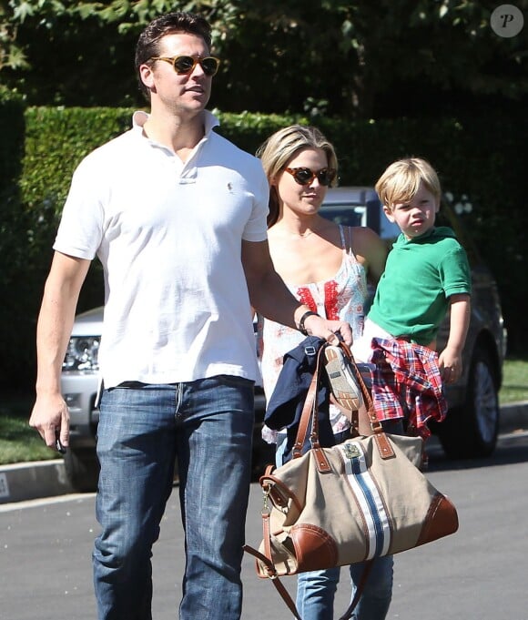 Ali Larter et son mari Hayes MacArthur emmènent leur fils Theodore chez un ami à Brentwood, le 6 octobre 2013. 