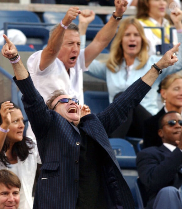  Robin Williams et Dustin Hoffman regardant un match d'Andre Agassi à New York le 11 septembre 2005