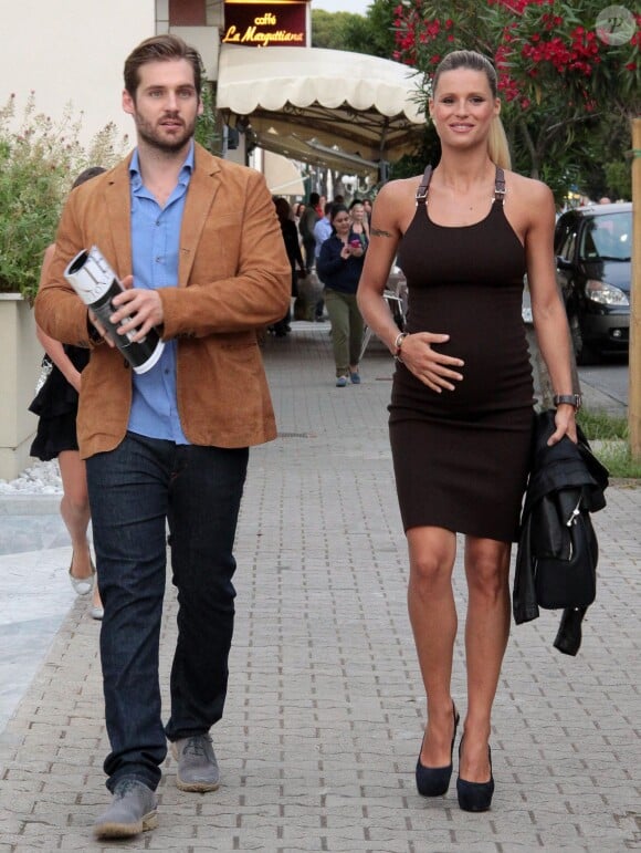 Michelle Hunziker, enceinte, en vacances avec son petit ami Thomas Trussardi a Forte dei Marmi en Italie, le 29 juin 2013