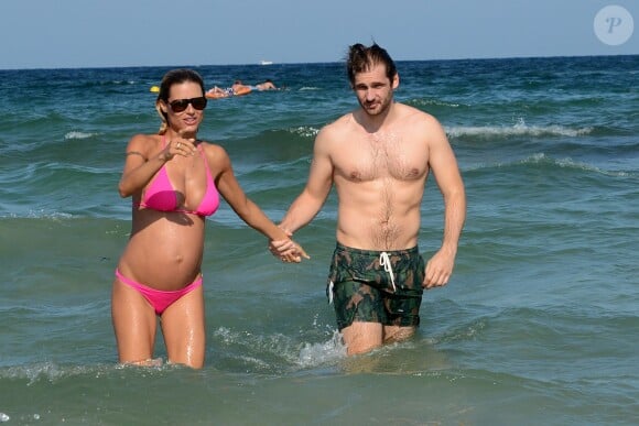 Michelle Hunziker (enceinte) et son compagnon Tomaso Trussardi, rejoint par sa fille Aurora Ramazzotti, passent leurs vacances a Ibiza. Le 19 juillet 2013 