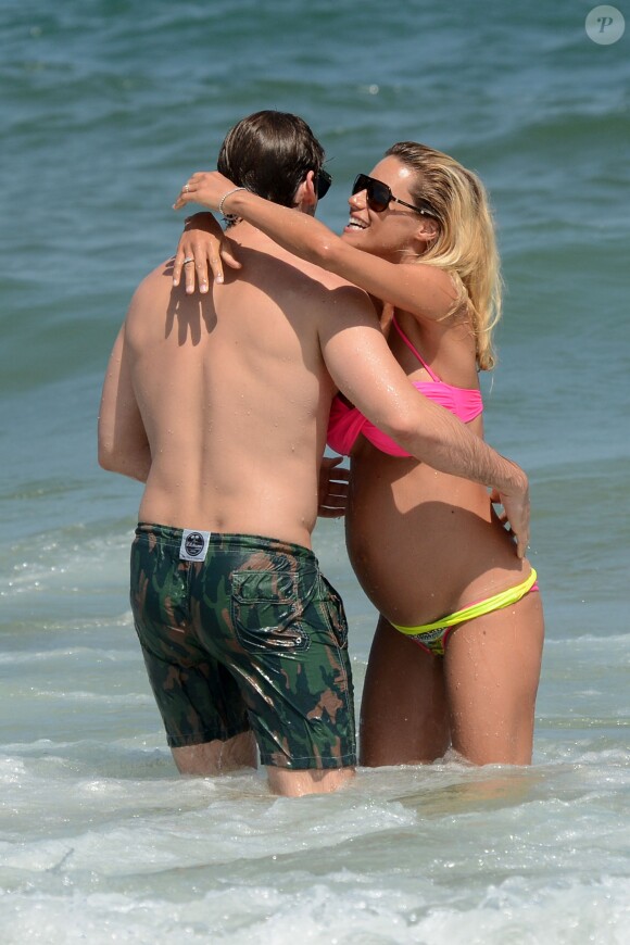 Michelle Hunziker (enceinte) avec son petit ami Trussardi Tomaso sur une plage a Ibiza Le 27 Juillet 2013