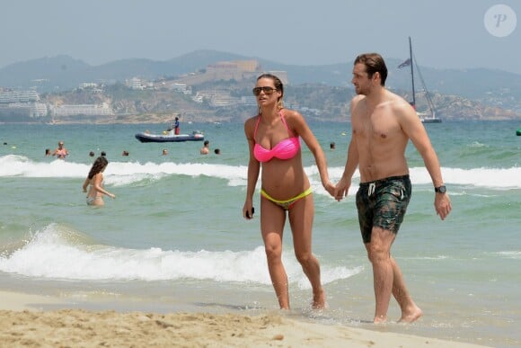  Michelle Hunziker (enceinte) avec son petit ami Trussardi Tomaso sur une plage a Ibiza Le 27 Juillet 2013 