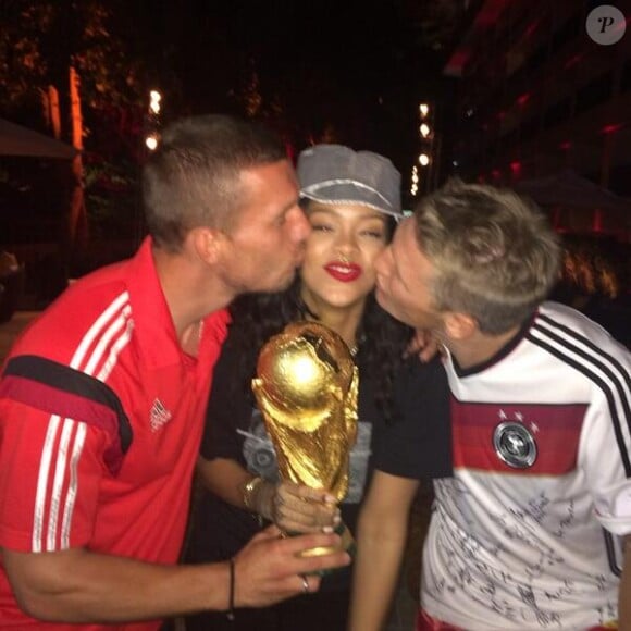 Rihanna entre les champions du monde Lukas Podolski et Mario Götze à Rio de Janeiro. Juillet 2014.