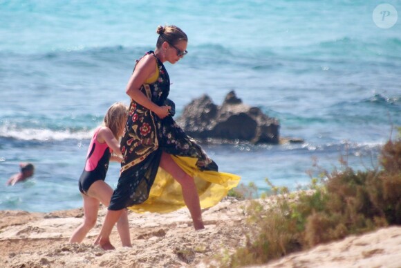 Kate Moss profite d'un après-midi au soleil sur une plage de Formentera. Le 12 août 2014.