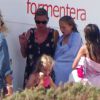 Kate Moss et sa fille Lila Grace en vacances à Formentera. Le 12 août 2014.