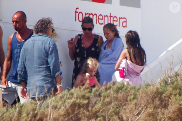 Kate Moss et sa fille Lila Grace en vacances à Formentera. Le 12 août 2014.