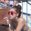 Lourdes Leon, la fille de Madonna a commencé ses vacances dans le sud de la France. Arrivée la veille avec sa mère, Lourdes a passé sa journée de lundi à bronzer avec ses amies et fumer des cigarettes à la plage. Le 4 août 2014.