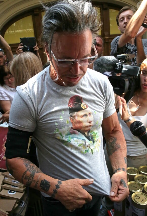Mickey Rourke avec un t-shirt à l'éffigie de Vladimir Poutine à Moscou le 12 août 2014