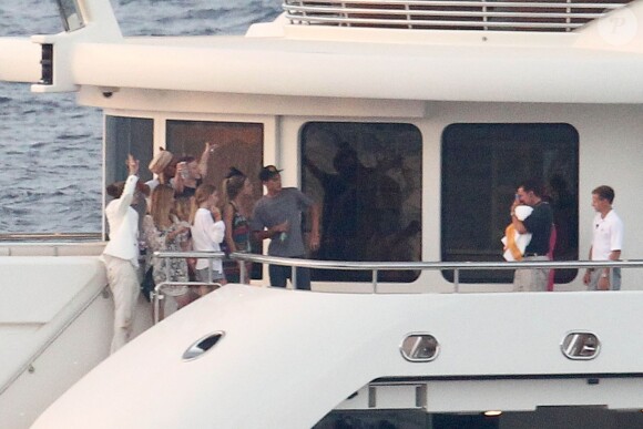 Cara Delevingne fête ses 22 ans avec ses amis sur le yacht Ecstasea à Ibiza. Le 12 août 2014.