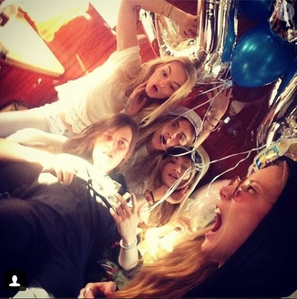 Cara Delevingne et ses amies, déchaînées pour fêter ses 22 ans. Ibiza, le 12 août 2014.