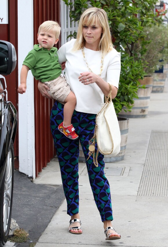 Reese Witherspoon fait du shopping avec son mari Tim Toth et leurs enfants Ava, Deacon et Tennessee au "Country Mart" à Brentwood, le 24 mai 2014