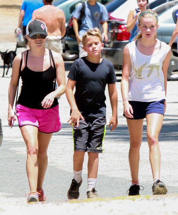 Reese Witherspoon fait de la randonnée avec ses enfants Ava et Deacon à Pacific Palisades, le 12 juillet 2014.