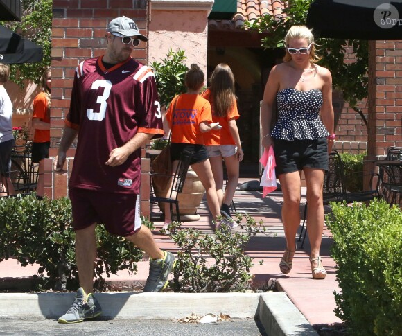 La chanteuse Britney Spears et son petit ami David Lucado vont déjeuner dans un restaurant de Thousand Oaks, le 13 août 2014.