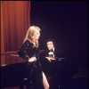 Sylvie Vartan accompagnée au piano par Michel Sardou en 1975 à la télévision