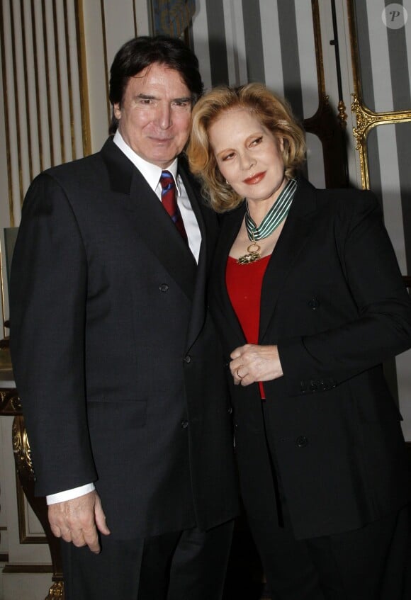 Sylvie Vartan et son mari Tony Scotti lors qu'elle a été faite commandeur des arts et des lettres à Paris le 14 décembre 2011