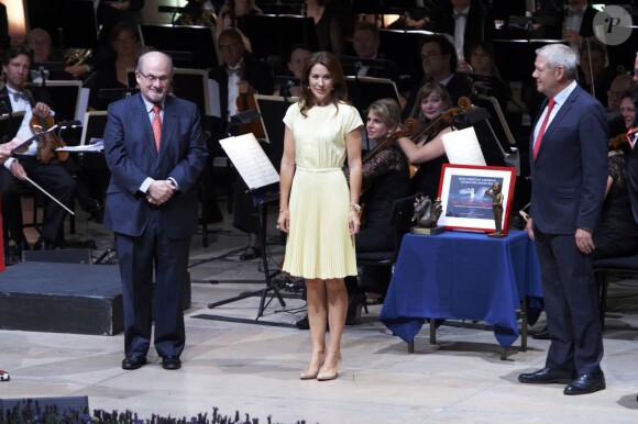 Mary de Danemark a remis le prix de littérature Hans Christian Andersen à Sir Salman Rushdie à Odense, le 17 août 2014, en ouverture du Festival Hans Christian Andersen.