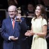 La princesse Mary de Danemark a remis le prix de littérature Hans Christian Andersen à Sir Salman Rushdie à Odense, le 17 août 2014, en ouverture du Festival Hans Christian Andersen.