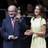 La princesse Mary de Danemark a remis le prix de littérature Hans Christian Andersen à Sir Salman Rushdie à Odense, le 17 août 2014, en ouverture du Festival Hans Christian Andersen.
