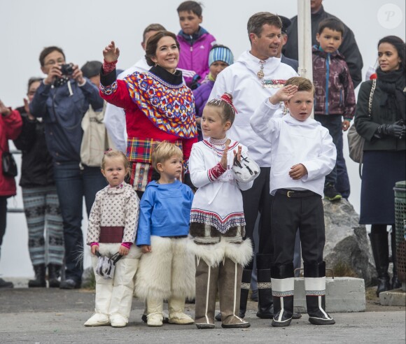 Le prince Frederik et la princesse Mary de Danemark étaient en tournée officielle au Groenland du 1er au 8 août 2014 avec leurs enfants Christian, Isabella, Vincent et Josephine.