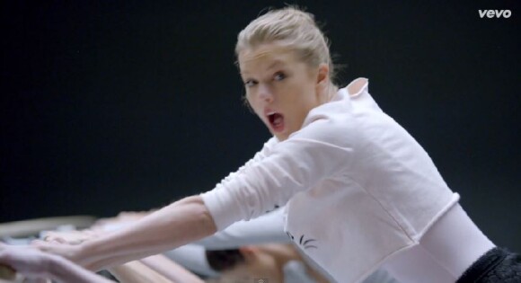 Taylor Swift dans le clip de Shake It Off.