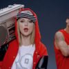 Taylor Swift, drôle, dans le clip de Shake It Off.