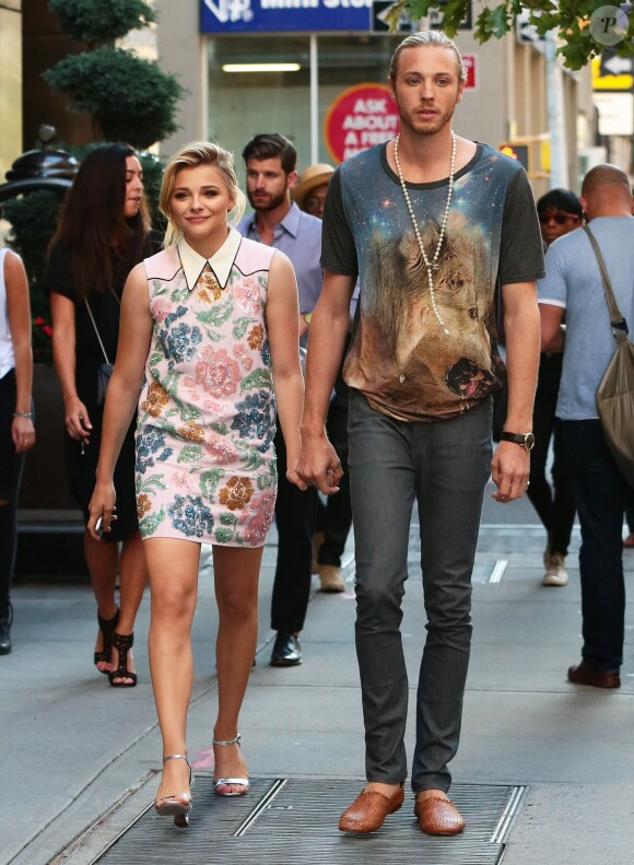 Chloë Grace Moretz tient la main de son frère Trevor Duke Moretz alors qu'elle se rend à la première de son film Si je reste à New York, le 18 août 2014