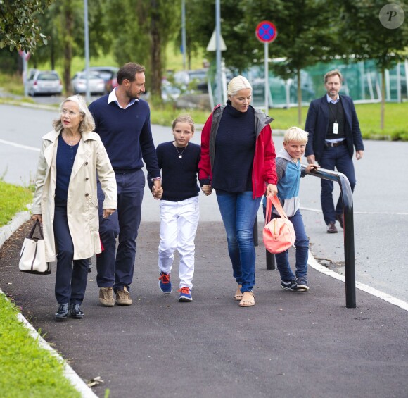 Ingrid Alexandra de Norvège a fait sa rentrée scolaire à l'Oslo International School le 19 août 2014. La fillette de 10 ans était accompagnée par son père le prince Haakon, sa mère la princesse Mette-Marit (qui fêtait ses 41 ans le même jour), sa grand-mère Marit Tjessem et son frère le prince Sverre Magnus, qui rentrait le même jour à l'Oslo Montessori School, également un établissement privé.
