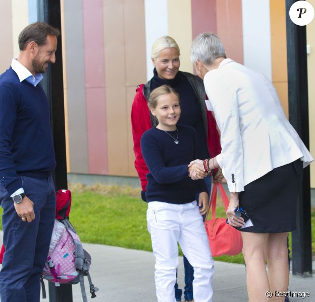 La princesse Ingrid Alexandra de Norvège, accueillie par la directrice, a fait sa rentrée scolaire à l'Oslo International School le 19 août 2014. La fillette de 10 ans était accompagnée par son père le prince Haakon, sa mère la princesse Mette-Marit (qui fêtait ses 41 ans le même jour), sa grand-mère Marit Tjessem et son frère le prince Sverre Magnus, qui rentrait le même jour à l'Oslo Montessori School, également un établissement privé.