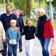  La princesse Ingrid Alexandra de Norvège a fait avec le sourire sa rentrée scolaire à l'Oslo International School le 19 août 2014. La fillette de 10 ans était accompagnée par son père le prince Haakon, sa mère la princesse Mette-Marit (qui fêtait ses 41 ans le même jour), sa grand-mère Marit Tjessem et son frère le prince Sverre Magnus, qui rentrait le même jour à l'Oslo Montessori School, également un établissement privé. 
  