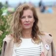 Valérie Trierweiler, les partenaires du Secours Populaire et le maire de Ouistreham, Romain Bail, donnent une conférence de presse lors de la "Journée des oubliés des vacances" sur la plage de Ouistreham, le 20 août 2014.
