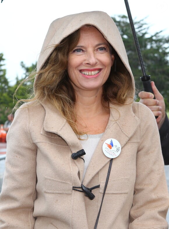 Valérie Trierweiler a pris part, avec le Secours Populaire, à la "Journée des oubliés des vacances" sur la plage de Ouistreham, le 20 août 2014.