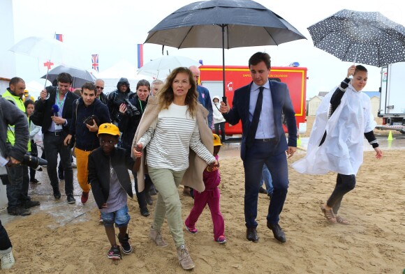 Valérie Trierweiler a pris part, avec le Secours Populaire, à la "Journée des oubliés des vacances" sur la plage de Ouistreham, le mercredi 20 août 2014.