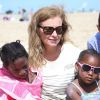 Valérie Trierweiler participe aux activités avec les enfants sur la plage de Ouistreham lors de la "Journée des oubliés des vacances", le 20 août 2014.
