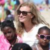 Valérie Trierweiler participe aux activités avec les enfants sur la plage de Ouistreham lors de la "Journée des oubliés des vacances", le 20 août 2014.