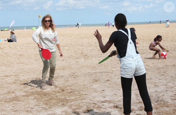 L'ex-première dame Valérie Trierweiler participe aux activités avec les enfants sur la plage de Ouistreham lors de la "Journée des oubliés des vacances", le 20 août 2014.